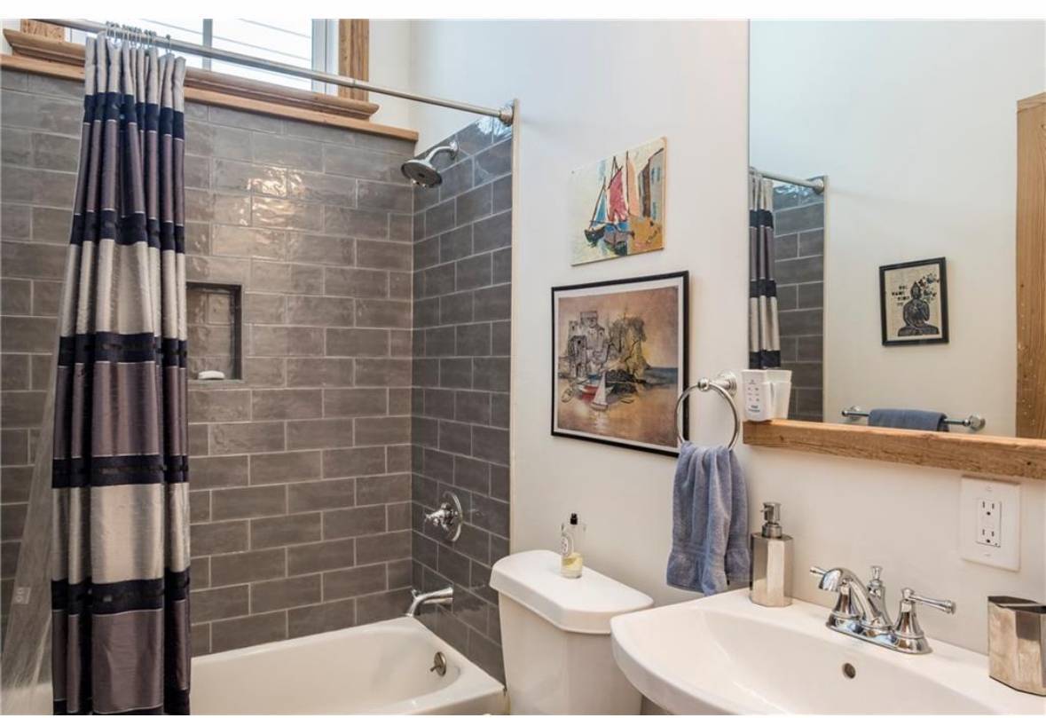 Building Photo - 620 S Lopez St