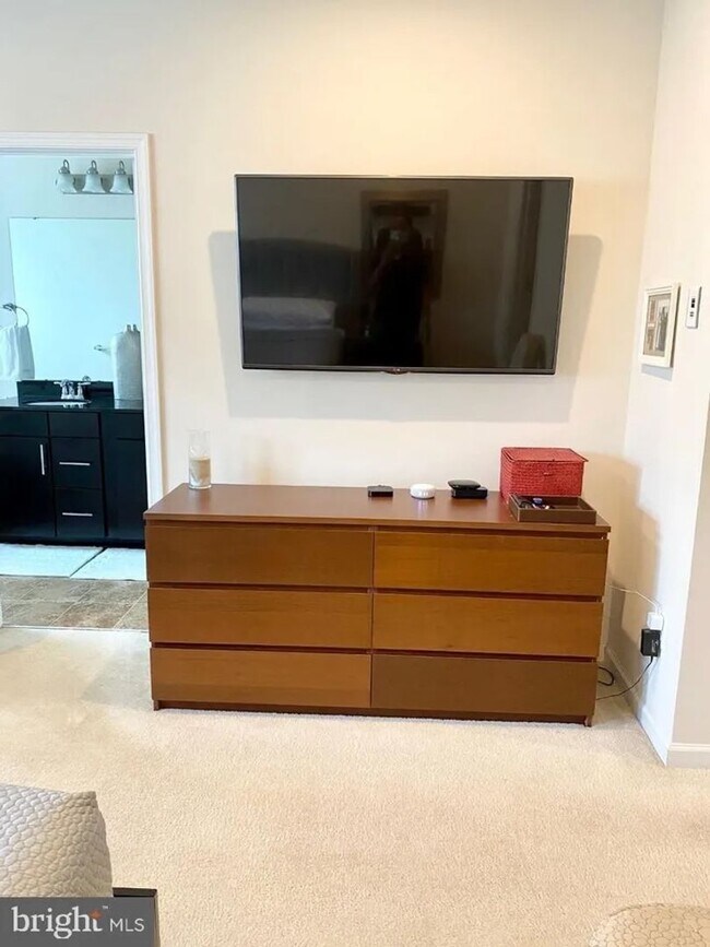 Building Photo - Beautiful Single Family home with Loft and Off Street Parking