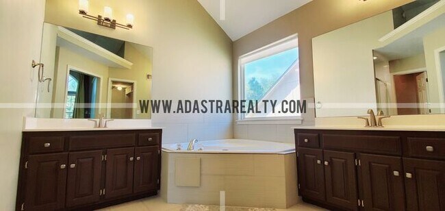 Building Photo - Gorgeous Updated Home in Blue Valley, South Overland Park-Available in APRIL!!