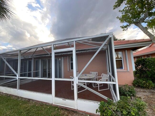 Building Photo - 5570 Royal Lake Cir