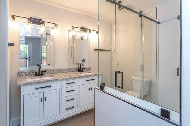 Building Photo - Beautiful Townhome in Central Colorado Springs!