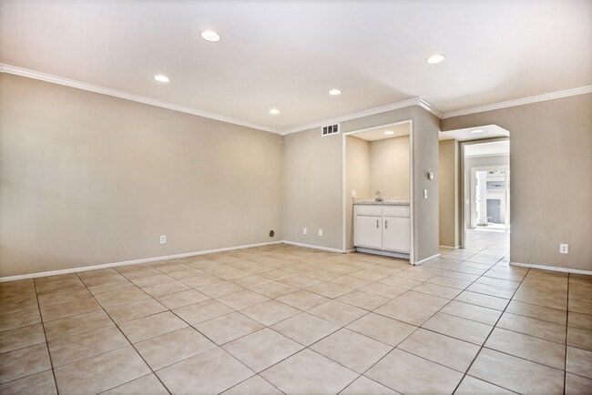 Building Photo - Live by the Lakeside -  Upgraded Spacious TOWNHOME in Lakeside Park