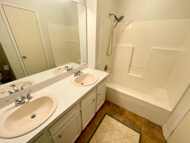 Building Photo - 3/2 For Rent in Madison! *MOVE IN SPECIAL*