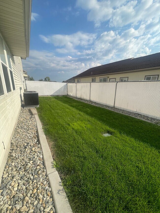 Building Photo - Freshly Remodeled 3 bed 2 Bath Townhome