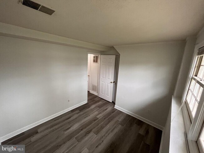 Building Photo - 3762 Farmland Dr