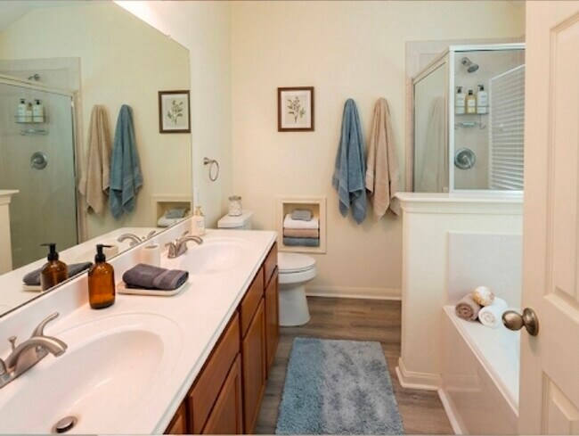 Building Photo - 7922 Thorncroft Manor Ln