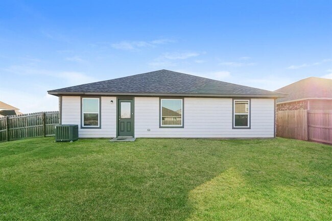 Building Photo - 1600 Maroon Dr