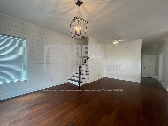 Building Photo - Stunning Three Bedroom House in Downtown