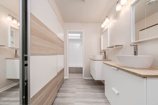 Building Photo - 2277 S Kirkwood Rd