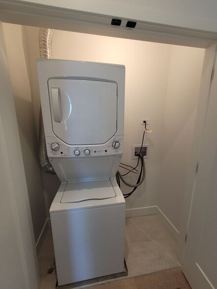 Building Photo - 1334 W Bryn Mawr Ave