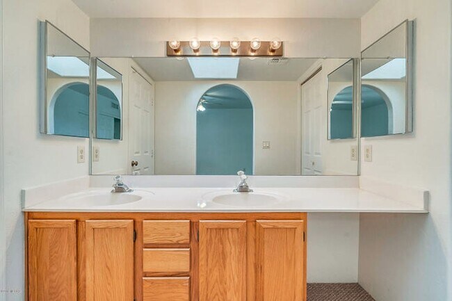 Building Photo - Charming 3 Bedroom 2 & 1/2 Bath Sante Fe Home in Desirable Northwest Subdivision