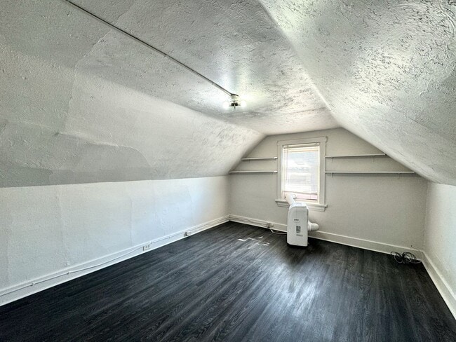 Building Photo - 5 bed/2 bath Mins. from UC Campus for Only...