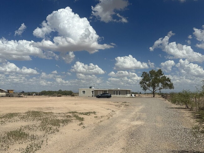 Building Photo - 5431 N Lakeshore Dr