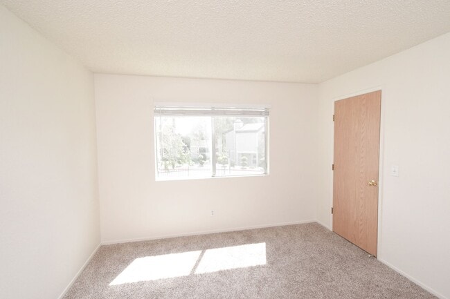 Building Photo - Cozy 2 Bedroom