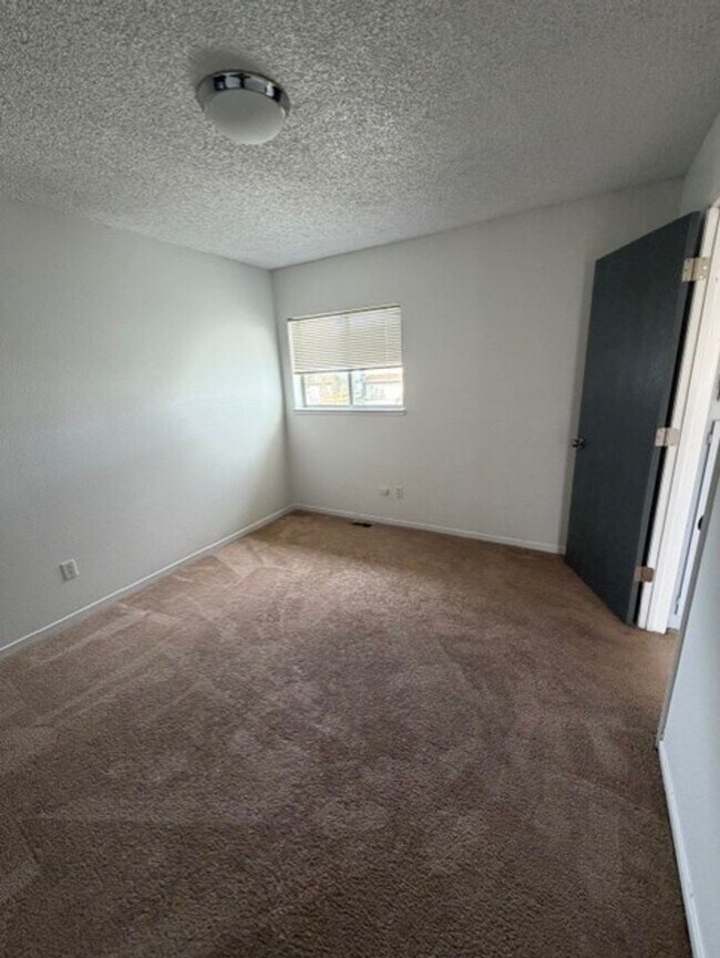 Building Photo - 3 Bed, 2.5 bath home in Carson City, Available 11/11