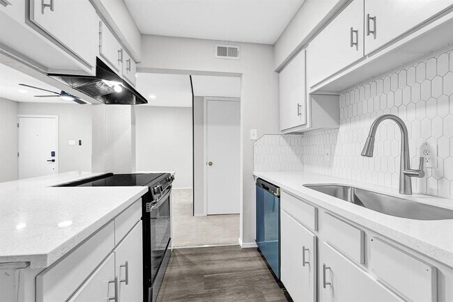 Building Photo - 6410 Del Monte Dr