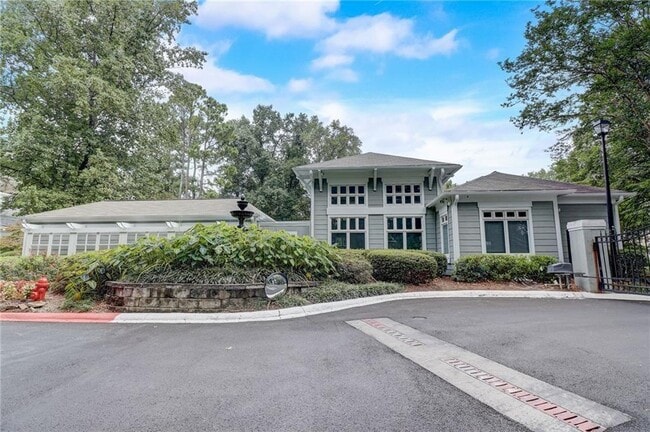 Building Photo - 1115 Summit N Dr NE