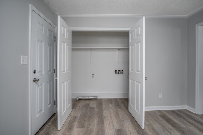 Building Photo - 580 Starling Way