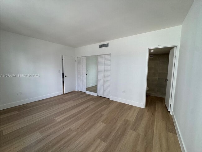 Building Photo - 999 Brickell Bay Dr