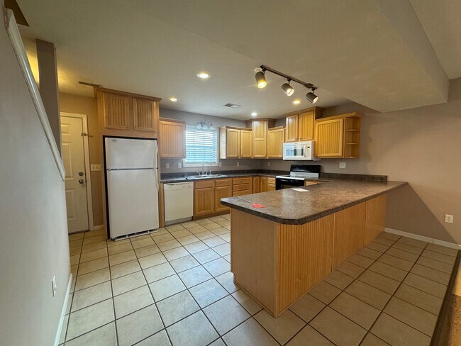 Building Photo - Spacious 2 bedroom 1.5 bath townhouse for ...