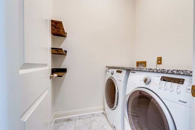 Building Photo - Welcome to this charming end unit townhome