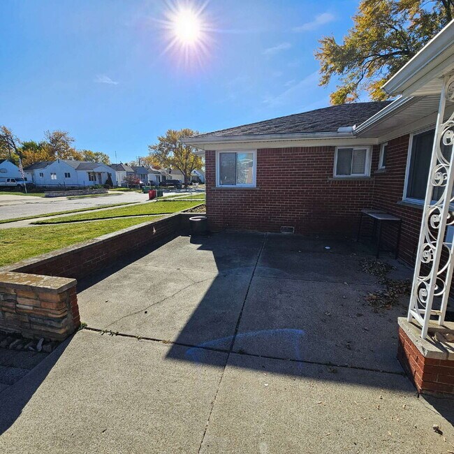 Building Photo - 3 Bedroom, 1.5 Bath Brick Ranch. Huge Great Room and Living Room. Big Kitchen, Backyard with Deck...