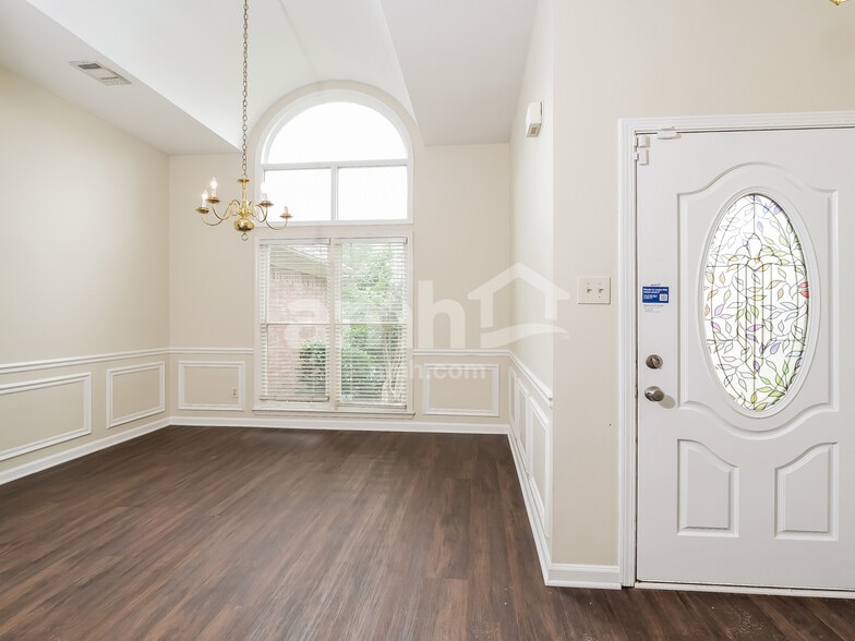 Building Photo - 6895 Clearpoint Dr