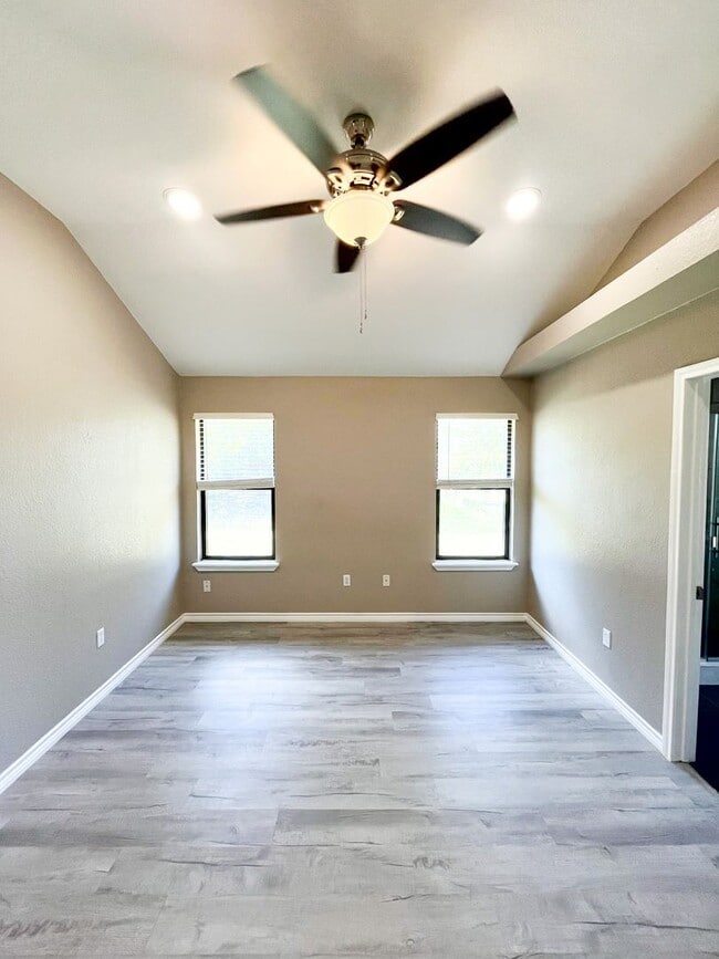 Building Photo - Available NOW!!!! This charming 1 story, 3 bedroom, 2 bath house could be your next home! Beautif...