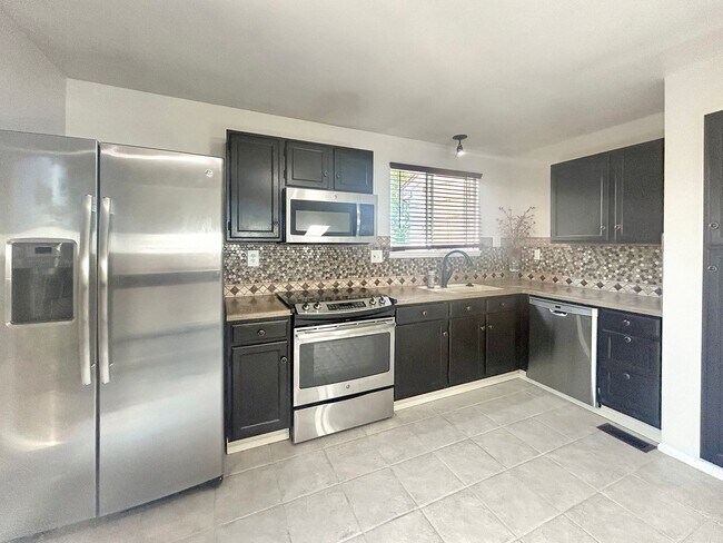 Building Photo - $0 DEPOSIT OPTION. DESIRABLE DAKOTA STATION SPLIT-LEVEL HOME WITH 3 BEDROOMS, 2 BATHS, AND SPACIO...