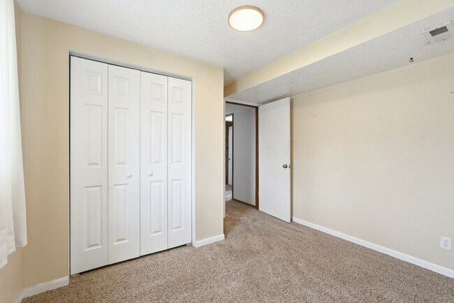 Building Photo - 666 W 725 N