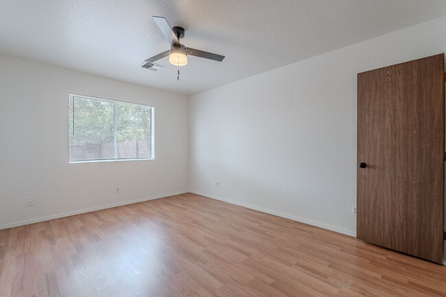 Building Photo - 402 N 101st Pl