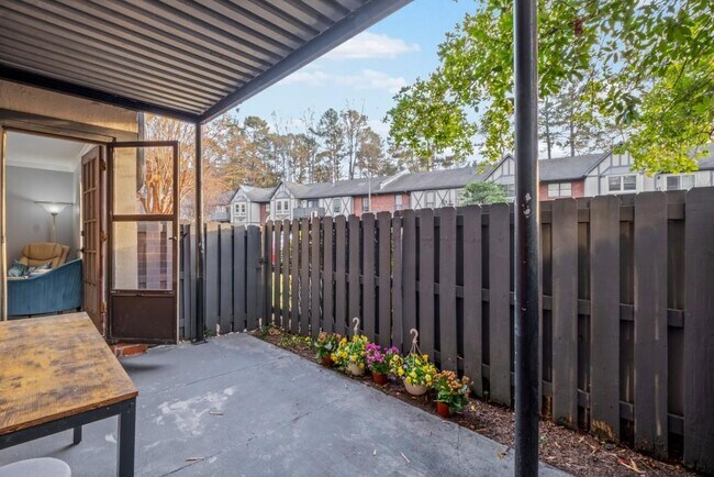 Building Photo - 6851 Roswell Rd