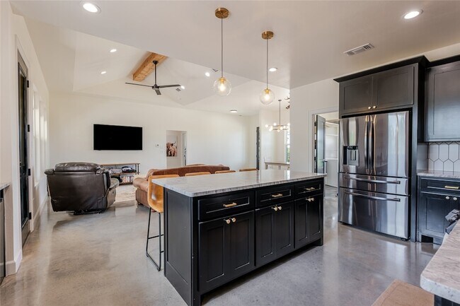 Building Photo - 405 Oak Tree Dr
