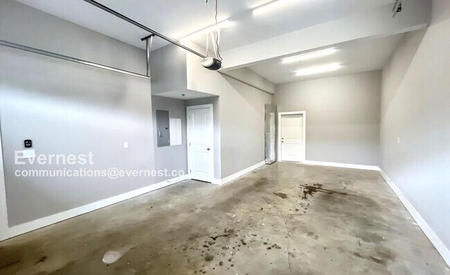 Building Photo - 50% Off First Month Rent! Spacious 4-Bedroom Home with Modern Amenities / Pet-Friendly / Availabl...