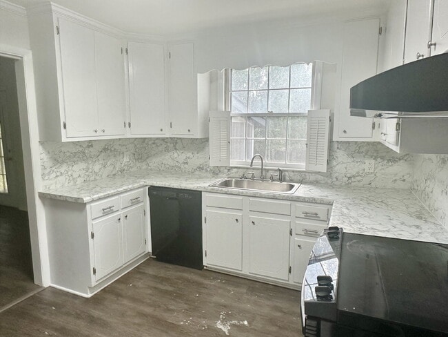 Building Photo - 3BD 1.5 BA HOUSE with Bonus Room  AVAILABL...