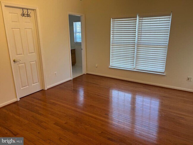 Building Photo - 5658 Lierman Cir