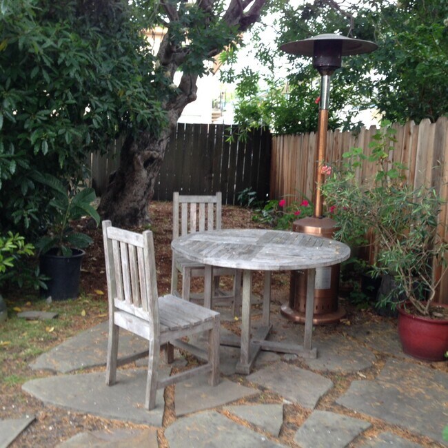 patio and table/chairs - 2423 Roosevelt Ave