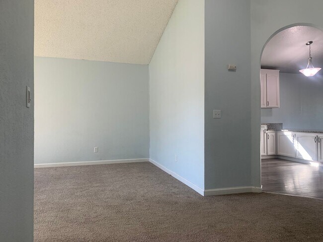 Building Photo - Beautifully Maintained Fairfield Home is A...