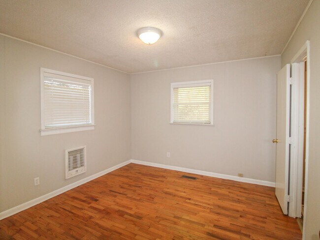 Building Photo - Well maintained brick home in a fantastic location!