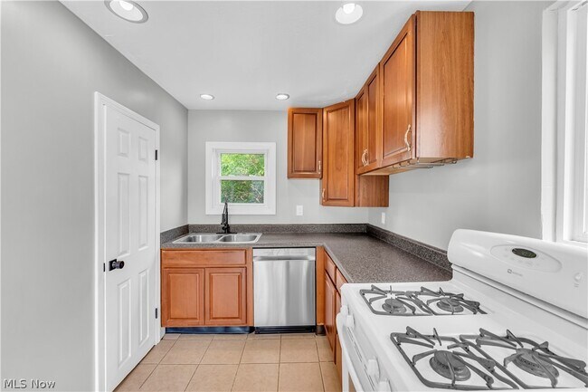 Building Photo - 1083 Eastlake Dr