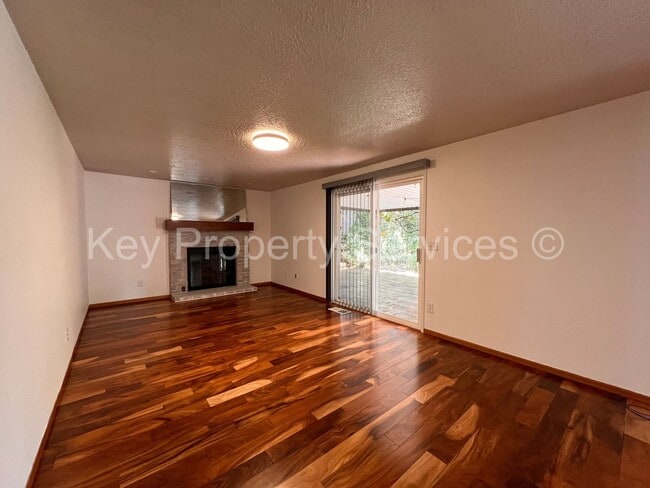Building Photo - Beautifully Remodeled Gresham Ranch