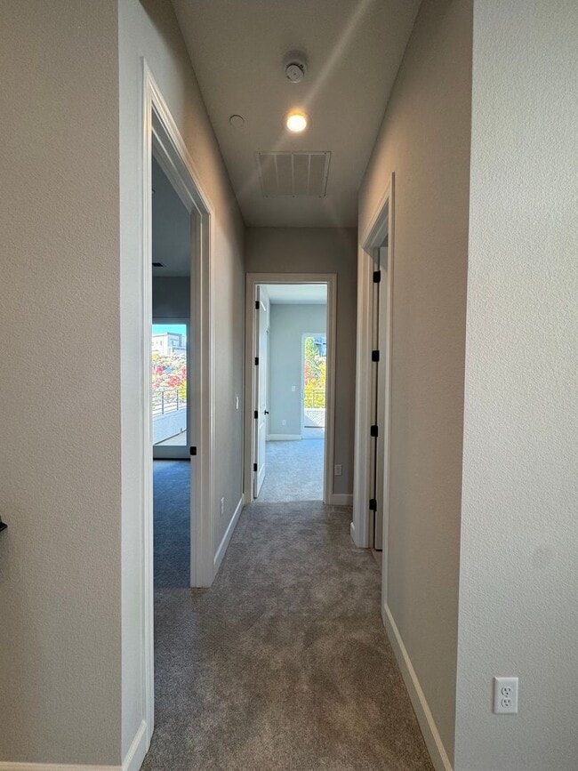 Building Photo - 1521 Golf Club Dr