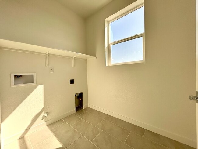 Building Photo - Folsom Solar 4 Bedroom Property + Beautifu...