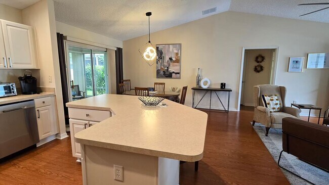 Building Photo - 971 Kingmont Terrace