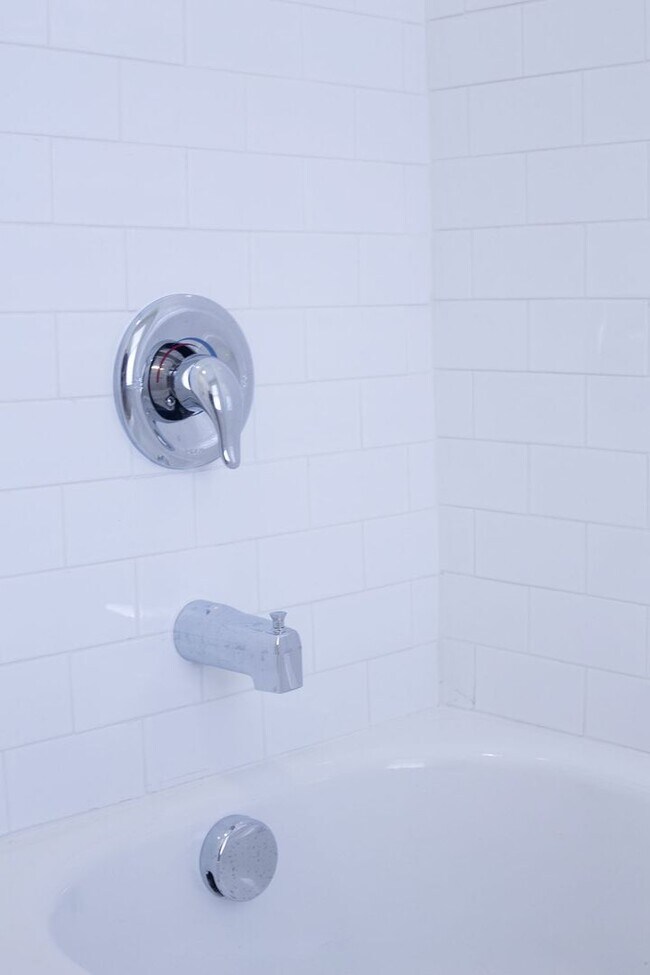 Building Photo - 220 W Chestnut St