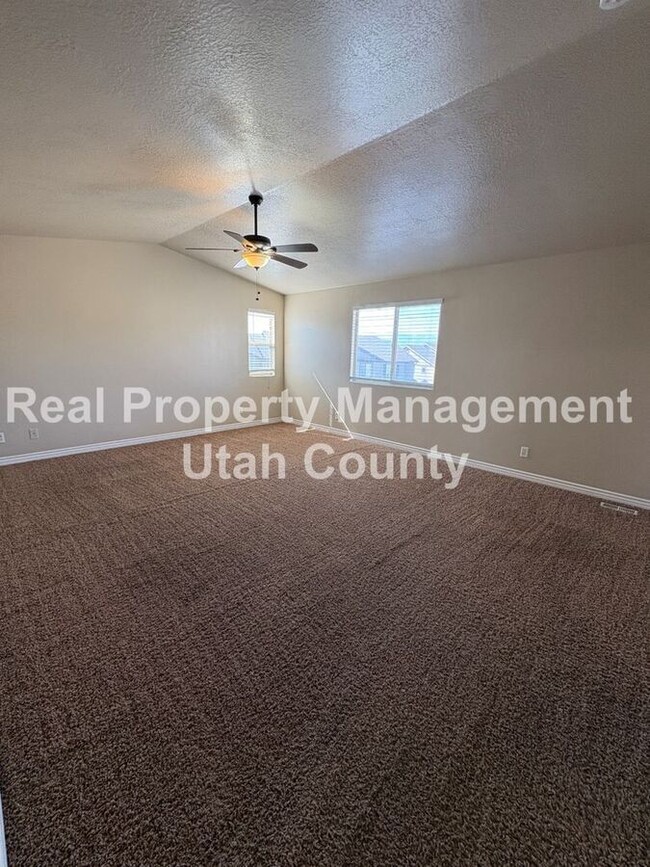Building Photo - 2477 Garden Dr