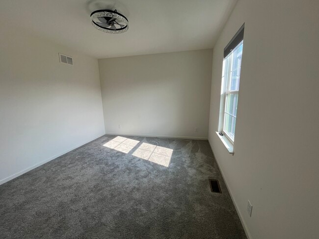 Building Photo - 356 S Pointe Ave