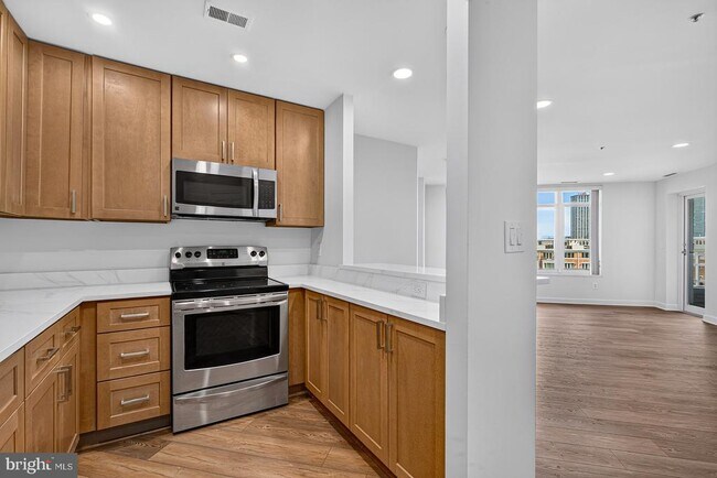 Building Photo - 100 Harborview Dr