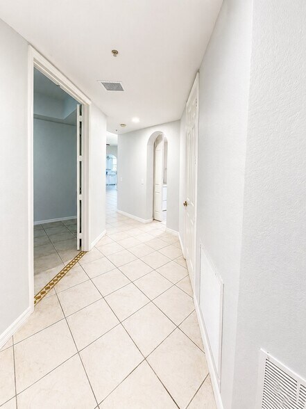 Building Photo - 1445 Mariposa Cir