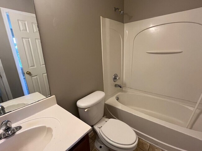 Building Photo - Renovated 3 Bedroom 3 Bath Townhome for Rent!